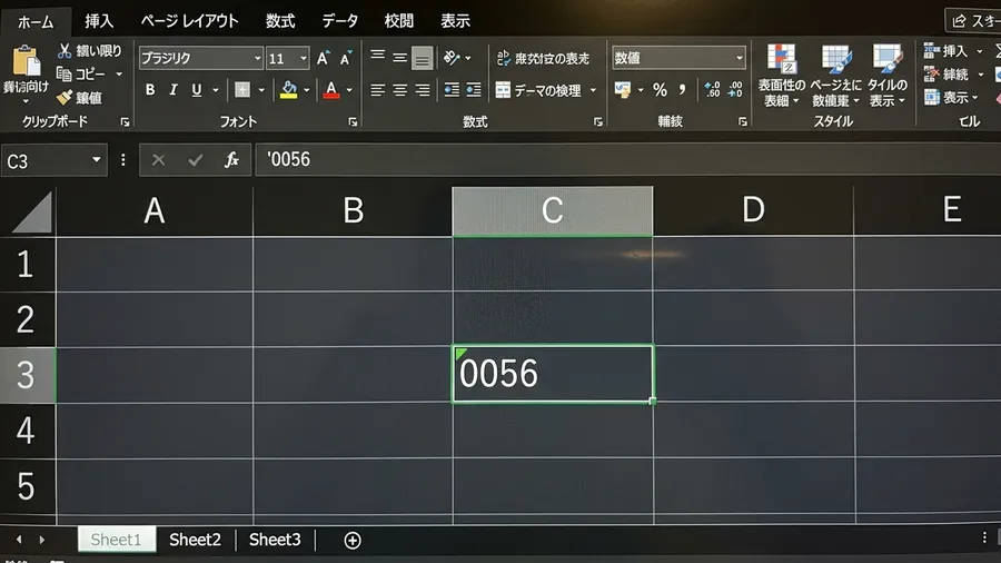 Excelの数式バーに「'0056」と入力されているが、セル上には「0056」と