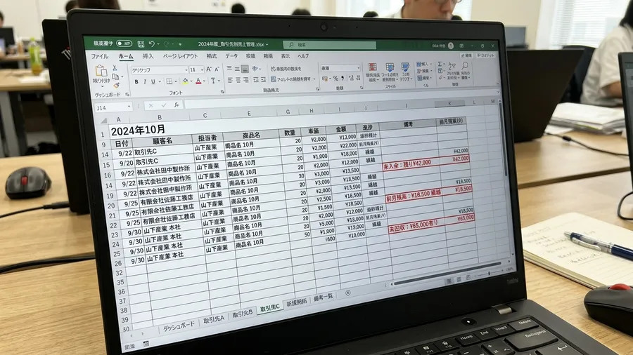複数のExcelタブに「取引先A」「取引先B」「取引先C」と名前がついており、備考欄の「前月金額が残ったまま」のセルが赤くハイライトされている。シートによってレイアウトが不揃い。realistic spreadsheet screenshot style。日本語テキストを含む画面